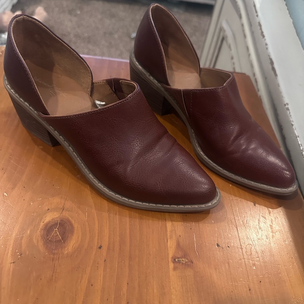 Universal Thread Pointed V-Cut Booties - Burgundy Brown